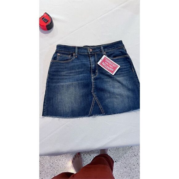 Levi's Womens Raw Edge Straight Denim Jean Mini Skirt Blue Medium Wash Size 8 - Picture 3 of 12